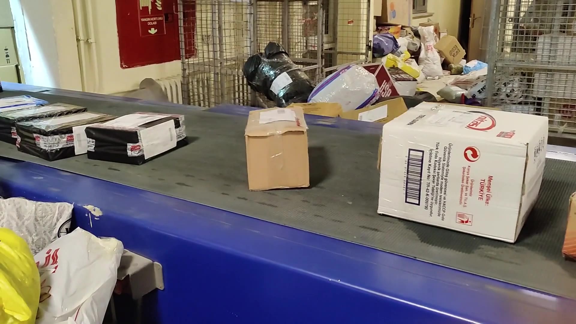 Raw conveyor belt camera feed